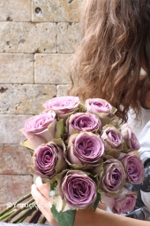 Özel Renk 12 adet lila güller ile hazırlanan gelin buketi ile sizin en özel gününüzde en özel ürünlerimizle yanınızdayız.