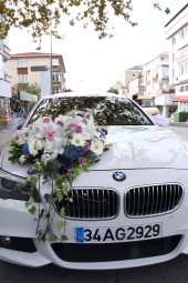 Gelin arabası dizaynı Evliliğe adım atacağınız yere giderken kullanacağınız arabanız bu özel gününüz için beyaz ve mor tonlarda çiçeklerden hazırlanabilir.