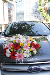 Gelin arabası dizaynı Evliliğe adım atacağınız yere giderken kullanacağınız arabanız bu özel gününüz için kırmızı ve beyaz tonlarda çiçeklerden hazırlanabilir.