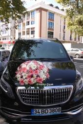 Gelin arabası dizaynı Evliliğe adım atacağınız yere giderken kullanacağınız arabanız bu özel gününüz için beyaz tonlarda çiçeklerden hazırlanabilir.