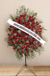 Kırmızı Güllerden Ayaklı Ferforje    Ayaklı ferforje üzerine kırmızı güllerden hazırlanmış Açılış, düğün, nikah gibi organizasyonlarda sizi en güzel şekilde temsil edecek yüksek boylu ferforje aranjmanı. Yaklaşık Ürün Boyutu : 1,6 metre