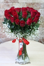 Sevdiklerinize onlar kadar özel bir çiçek göndermek istiyorsanız vazoda 25 kırmızı gül harika bir tercih olacak. Yaklaşık Ürün Boyutu : 40 cm