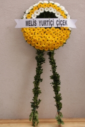 Sarı ve Beyaz Çiçeklerden Cenaze Çelengi   Sevdiklerinizin üzgün günlerinde yanlarında olmak ve acılarını paylaşmak için cenaze çelengi gönderin. Yaklaşık Ürün Boyutu : 1,7 metre