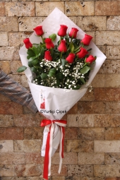 Kırmızı Gül : 11 Adet   Aşkınızın ateşi gibi kıpkırmızı güllerden hazırlanan buket ile sevdiğinize özel romantik bir hediye gönderin. Yaklaşık Ürün Boyutu : 40 cm