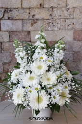 Beyaz Gerbera, Beyaz Şebboy ve Beyaz Papatya  Pembenin cazibesi sevdiklerinizi mest edecek. Seramikte pembe çiçeklerden hazırlanan aranjman güne güzel bir merhaba hediyesi olacak. Yaklaşık Ürün Boyutu : 40 cm