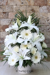 Beyaz Lilyum, Beyaz Gül ve Beyaz Gerberadan Aranjman  En güzel hediye çiçek göndermek, en büyük mutluluk onun gülümsemesidir. Bembeyaz aranjman dizaynı ile onun yüzündeki gülümsemeyi yakalayın. Yaklaşık Ürün Boyutu : 50 cm