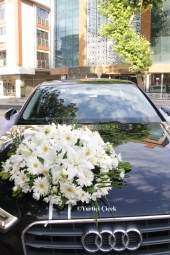 Gelin arabası dizaynı evliliğe adım atacağınız yere giderken kullanacağınız arabanız bu özel gününüz için bembeyaz tonlarda çiçeklerden hazırlanabilir.