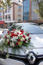 Evliliğe adım atacağınız yere giderken kullanacağınız arabanız bu özel gününüz için kırmızı ve beyaz tonlarda çiçeklerden hazırlanabilir.