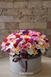 Gümüş renkli kutu içinde renkli güller ve renkli kır çiçekleri ile hazırlanan özel tasarım aranjman çiçeğimiz ile sevdiklerinizi mutlu edin.