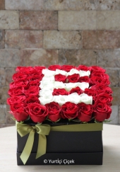 Kutuda Kırmızı Güllerin içinde Beyaz güller ile sevdiğinizin baş harfini yazarak onu mutlu edebilirsiniz.