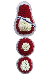 Kırmızı ve Beyaz Gerberalardan Üç Katlı Çelenk   Sevdiklerinizin sevinçlerini paylaşmak ve yeni başlangıçlarında sizi temsil etmesi için  hazırlanmış Üç göbekli ayaklı sepet gönderebilirsiniz. Yaklaşık Ürün Boyutu : 2.7 metre