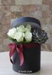Kutu İçinde Beyaz Güller ve Sukulent ile hazırlanan şık ürünümüzle sevdiklerinizi mutlu edebilirsiniz.
