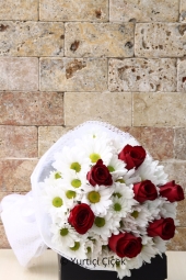  Beyaz kır papatyası biçmeler ve sevginin sembolü kırmızı güllerden buket çiçek en özel şekilde hazırlandı.
