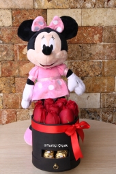 Çekmeceli kutu içerisinde kırmızı güller, makaronlar ve yanında peluş minnie mouse hediyesi ile güzel ve anlamlı bir hediyeye ne dersiniz?