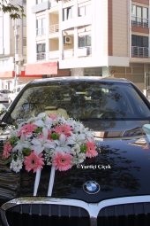 Evliliğe adım atacağınız yere giderken kullanacağınız arabanız bu özel gününüz için pembe ve beyaz tonlarda çiçeklerden sade bir şekilde hazırlanabilir.
