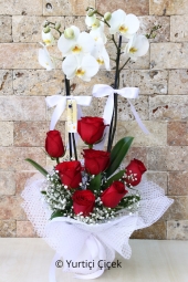 Çift dallı beyaz orkide ve kırmızı güllerden hazırlanan aranjman sevdiklerinizin olduğu her ortama egzotik bir hava getirecek. Yaklaşık Ürün Boyutu : 60 cm