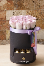 Masumiyetinizi en güzel anlatacak çiçekler için kutuda mor gülleri özenle hazırlıyor, sevdiklerinize özel birer sürpriz olarak gönderiyoruz.