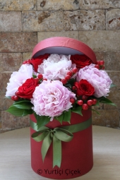 Pembe Şakayıklar ve Kırmızı Güller ile sevdiğinizin mutlu olmasını istediğiniz her an için Melis Flowers hazır. Yaklaşık Ürün Boyutu: 40 cm