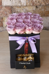 Çekmeceli kutu içerisinde mor güller ve çikolatalar ile sevdiklerinize hem tatlı hem de güzel bir sürpriz yapmaya ne dersiniz?
