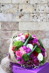 <p>Renkli Güller: 6 Adet<br />
Renkli Bahar Çiçekleri: 30 Adet<br />
Kullanılan Diğer Ürünler: Hasır Ambalaj<br />
<strong>Ürün Boyutu: 50 cm</strong><br />
<br />
Rengarenk bahar çiçekleriyle hazırlanan hoş tasarımlı buket sevdikleriniz için mutluluk dolu bir hediye olacak.</p>