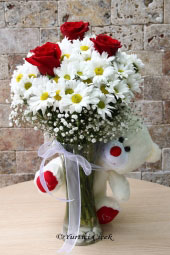 Papatyalar, 3 gül ve oyuncak ile hazırlanan özel tasarım çiçek ile sevdiğinize güzel ve anlamlı bir hediye gönderin.