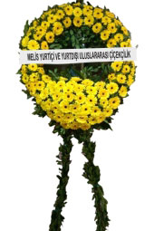 Sarı Çiçeklerden Cenaze Merasim Çelengi  Sevdiklerinizin üzgün günlerinde yanlarında olmak ve acılarını paylaşmak için cenaze çelengi gönderin.  Yaklaşık Ürün Boyutu : 1,7 metre