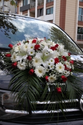 Gelin arabası dizaynı Evliliğe adım atacağınız yere giderken kullanacağınız arabanız bu özel gününüz için kırmızı ve beyaz tonlarda çiçeklerden hazırlanabilir.