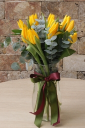 Vazo içerisinde sarı lalelerin muhteşem güzelliğini sevdiğinize sunma fırsatı bir tık uzağınızda! Hadi şimdi mutluluk zamanı. Ürün Boyutu: 30 cm