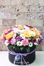 Siyah büyük boy kutu içerisinde rengarenk bahar çiçekleri ve güllerle hazırlanan aranjman sevdiklerinize en özel sürpriz olacak.