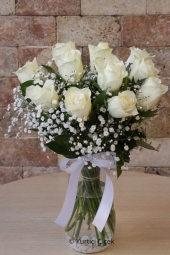 Beyaz Gül : 11 Adet   Hasret duygusunun ağır bastığı anlarda aşkınıza masum bir hediye cam vazoda beyaz güller gönderin ve onu mutlu etmenin hazzını yaşayın. Yaklaşık Ürün Boyutu : 40 cm