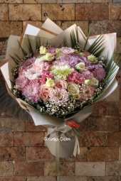  Anastasia ve güller ile hazırlanmış buketimiz özel anlarınıza ortak olmaya hazır!