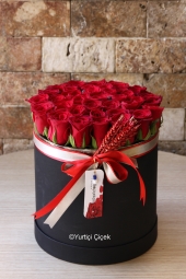  Siyah kutu içerisinde birbirinden güzel kırmızı güllerimiz ile sevdiklerinize en şık kutu tasarımını hediye edebilirsiniz.
