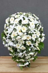 Ayaklı ferforje üzerine beyaz tonlarda çiçeklerden hazırlanmış Açılış, düğün, nikah gibi organizasyonlarda sizi en güzel şekilde temsil edecek ferforje aranjmanı. Boyu: 1 metre