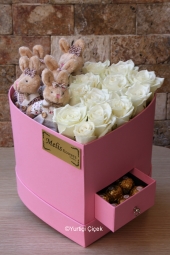  Pembe kalp kutu içerisinde 12 adet beyaz gül, 5 adet birbirinden tatlı tavşan oyuncaklar ve 6 Ferrero Rocher çikolata ile hazırlanan özel kutu serimiz tüm güzelliğiyle sizlerle!