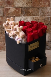  Siyah kalp kutu içerisinde 15 adet kırmızı gül, 6 adet birbirinden tatlı tavşan oyuncaklar ve 6 Ferrero Rocher çikolata ile hazırlanan özel kutu serimiz tüm güzelliğiyle sizlerle!
