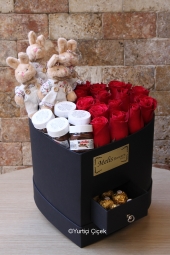   Siyah kalp kutu içerisinde 15 adet kırmızı gül, 4 adet birbirinden tatlı tavşan oyuncaklar ve 5 adet Nutella çikolata ile hazırlanan özel kutu serimiz tüm güzelliğiyle sizlerle!