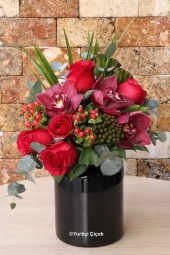  Canım Sevgilim Serisi ile Sevgilinize en özel aranjmanı hediye edebilirsiniz.<br />
5 Kırmızı Gül, 3 Cymbidium Orkide ve Brunia çiçekleri ile hazırlanan özel tasarımımız.<br />
Boy: 35 cm