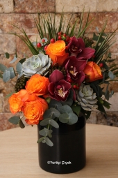 Canım Sevgilim Serisi ile Sevgilinize en özel aranjmanı hediye edebilirsiniz.<br />
5 Turuncu Gül, 3 Cymbidium Orkide, 2 Kaktüs, Egzotik Kırmızı Hiperikum ve Brunia çiçekleri ile hazırlanan özel tasarımımız.<br />
Boy: 35 cm
