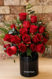   Canım Sevgilim Serisi ile Sevgilinize en özel aranjmanı hediye edebilirsiniz.<br />
17 Kırmızı Gül ve Egzotik Kırmızı Hiperikum çiçekleri ile hazırlanan özel tasarımımız.<br />
Boy: 35 cm