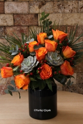   Canım Sevgilim Serisi ile Sevgilinize en özel aranjmanı hediye edebilirsiniz.<br />
11 Turuncu Gül, 2 Kaktüs, Egzotik Kırmızı Hiperikum ve Brunia çiçekleri ile hazırlanan özel tasarımımız.<br />
Boy: 35 cm