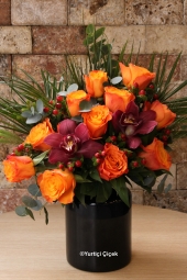     Canım Sevgilim Serisi ile Sevgilinize en özel aranjmanı hediye edebilirsiniz.<br />
11 Turuncu Gül, 2 Cymbidium Orkide ve Egzotik Kırmızı Hiperikum çiçekleri ile hazırlanan özel tasarımımız.<br />
Boy: 35 cm