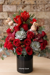     Canım Sevgilim Serisi ile Sevgilinize en özel aranjmanı hediye edebilirsiniz.<br />
15 Kırmızı Gül, 3 Cymbidium Orkide, 2 Kaktüs, 1 Amaryliss, Egzotik Kırmızı Hiperikum ve Brunia çiçekleri ve 2 Tavşan ile hazırlanan özel tasarımımız.<br />
Boy: 35 cm