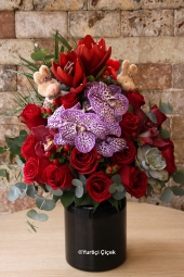      Canım Sevgilim Serisi ile Sevgilinize en özel aranjmanı hediye edebilirsiniz.<br />
15 Kırmızı Gül, 3 Cymbidium Orkide, 2 Kaktüs, 1 Amaryliss, 1 Vanda Mor Orkide,  Egzotik Kırmızı Hiperikum ve Brunia çiçekleri ve 2 Tavşan ile hazırlanan özel tasarımımız.<br />
Boy: 35 cm