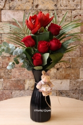 Canım Sevgilim Serisi ile Sevgilinize en özel aranjmanı hediye edebilirsiniz.<br />
5 Kırmızı Gül, 1 Amaryliss, 1 Tavşan ve  Egzotik Okaliptus çiçekleri ile hazırlanan özel tasarımımız.<br />
Boy: 35 cm