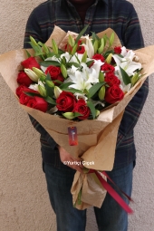  Sizler için 15 adet kırmızı güllerin güzelliği ile 10 adet lilyumun şıklığını bir araya getirdik. Sevdiklerinizi mutlu etme zamanı!
