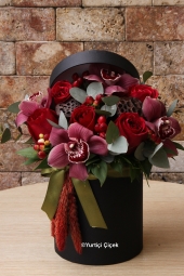  Canım Sevgilim Serisi ile Sevgilinize en özel aranjmanı hediye edebilirsiniz.<br />
5 Kırmızı Gül ve  4 Cymbidium Orkide ile Egzotik Dekoratif çiçeklerle hazırlanan özel tasarımımız.<br />
Boy: 35 cm