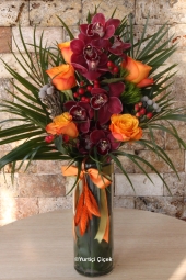 Canım Sevgilim Serisi ile Sevgilinize en özel aranjmanı hediye edebilirsiniz.<br />
5 Turuncu Gül, 1 Dal Cymbidium Orkide, Egzotik Kırmızı Hiperikum ve Brunia çiçekleri ile hazırlanan özel tasarımımız.<br />
Boy: 60 cm