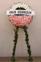  Pembe ve Beyaz Çiçeklerden Cenaze Çelengi Sevdiklerinizin üzgün günlerinde yanlarında olmak ve acılarını paylaşmak için cenaze çelengi gönderin. Yaklaşık Ürün Boyutu : 1,7 metre