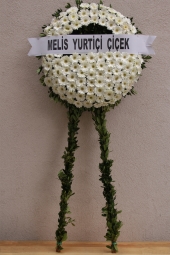 Beyaz Çiçeklerden Cenaze Çelengi   Sevdiklerinizin üzgün günlerinde yanlarında olmak ve acılarını paylaşmak için cenaze çelengi gönderin. Yaklaşık Ürün Boyutu : 1,7 metre